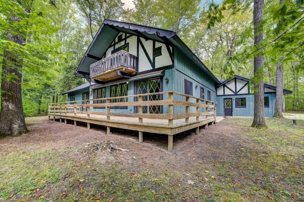 Pet-Friendly Gem: Hike, Fish & Golf in Gaylord