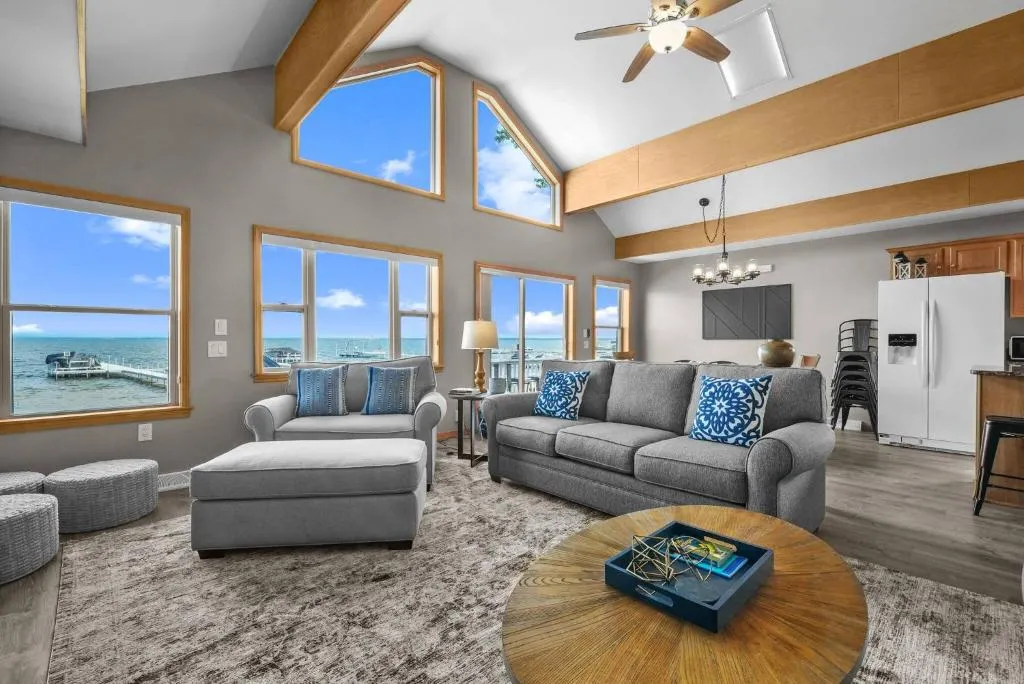 Sauna, Game Room, and Beach Front on Houghton Lake – Photo 4