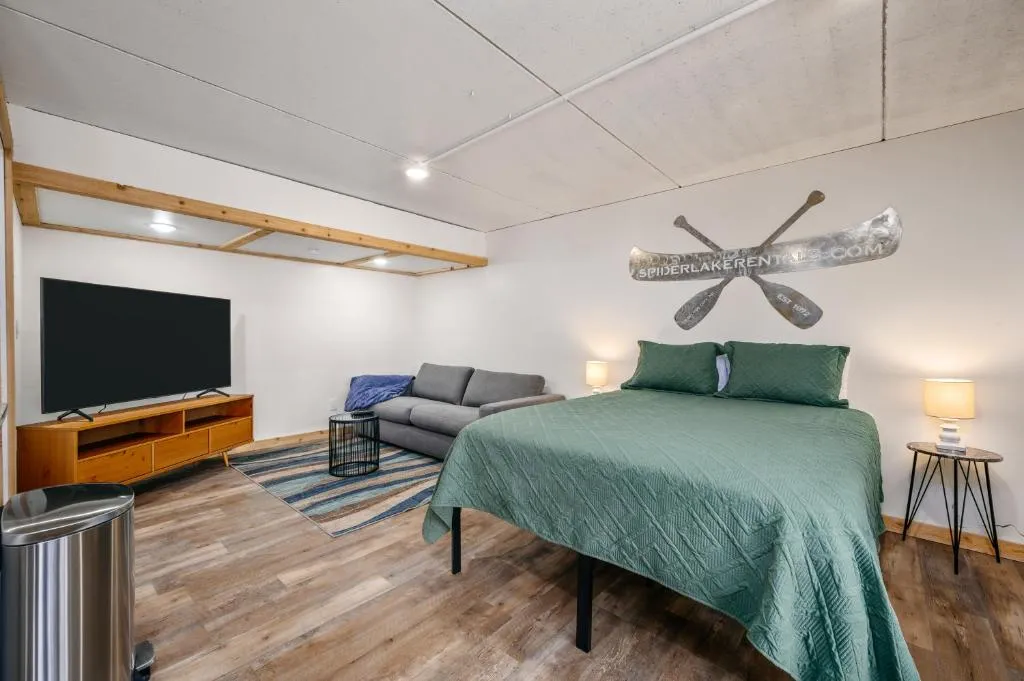 Cozy Studio-Spider-Beach-Pontoon & Paddle-Near TC! – Photo 5