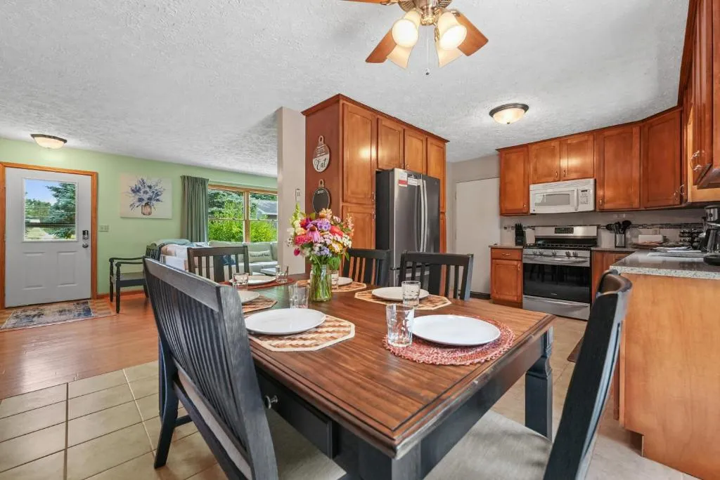 LAKEFRONT PARADISE 4 bedroom Home w direct lake access, Pets OK – Photo 3