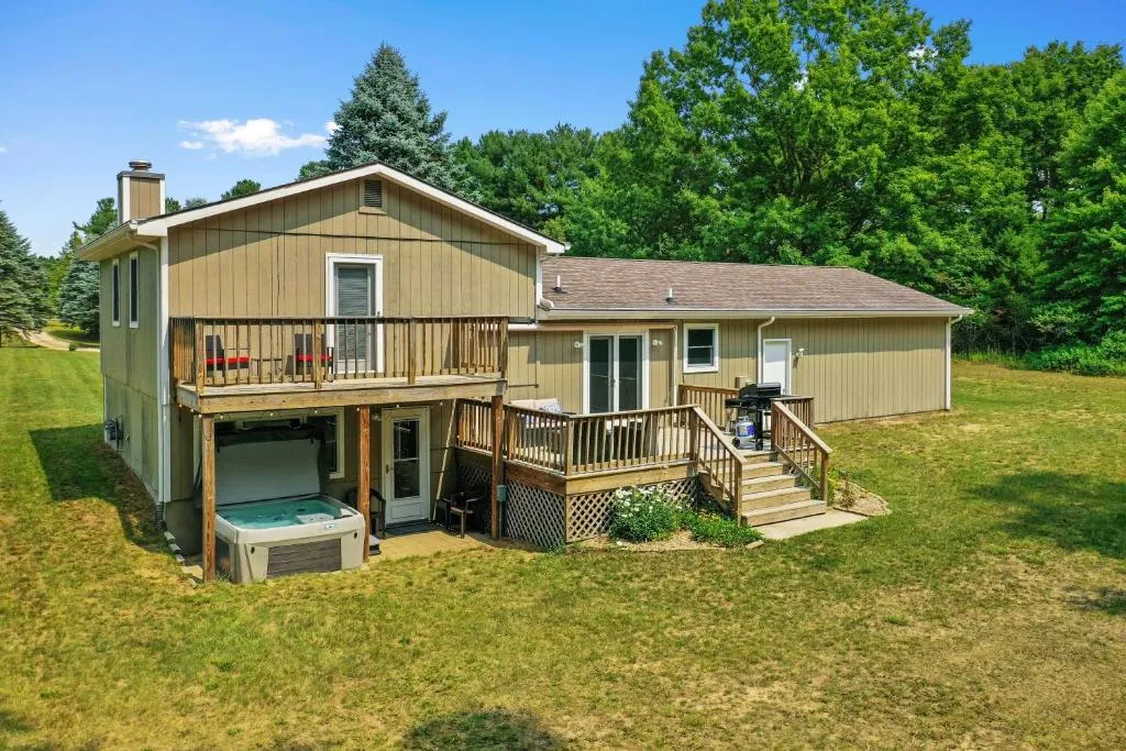 LAKEFRONT PARADISE 4 bedroom Home w direct lake access, Pets OK