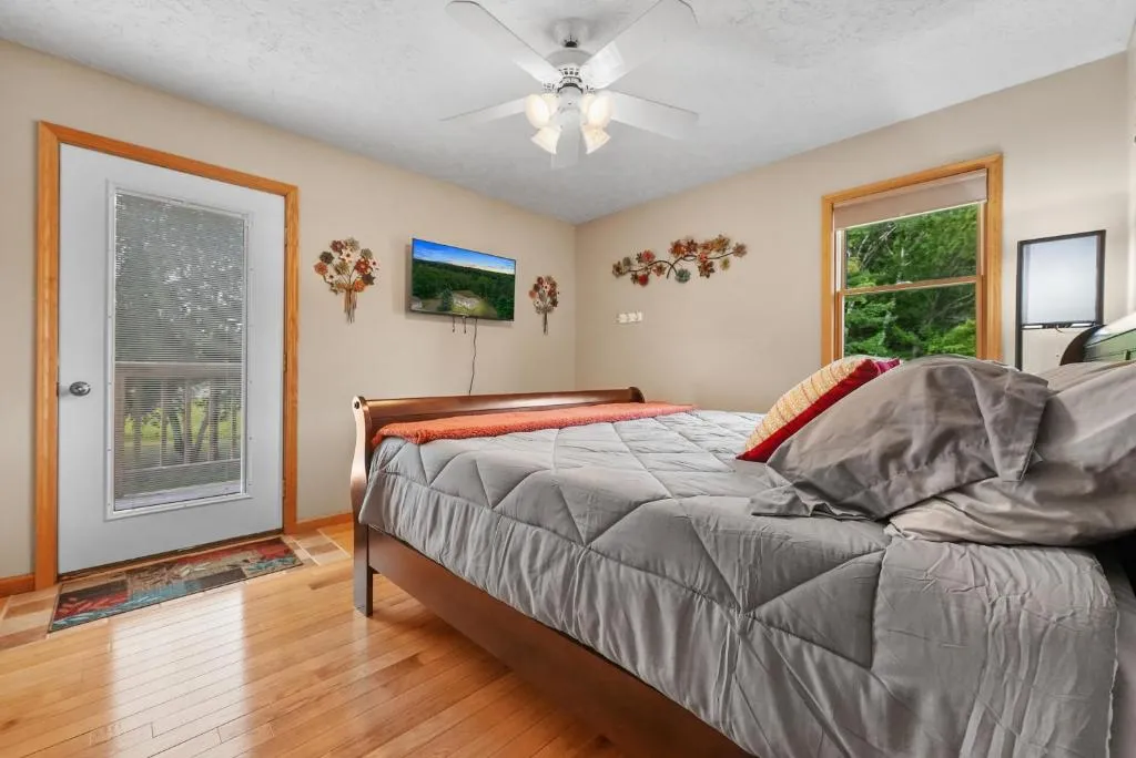 LAKEFRONT PARADISE 4 bedroom Home w direct lake access, Pets OK – Photo 5