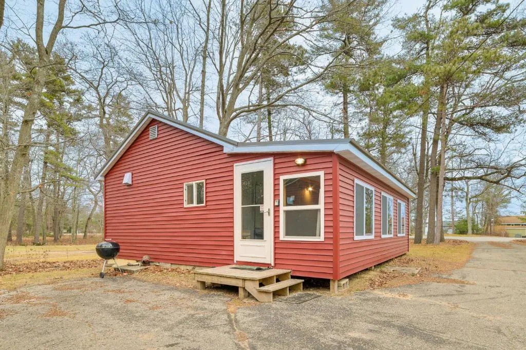 Oscoda Cabin w/ Charcoal Grill: Walk to Lake Huron