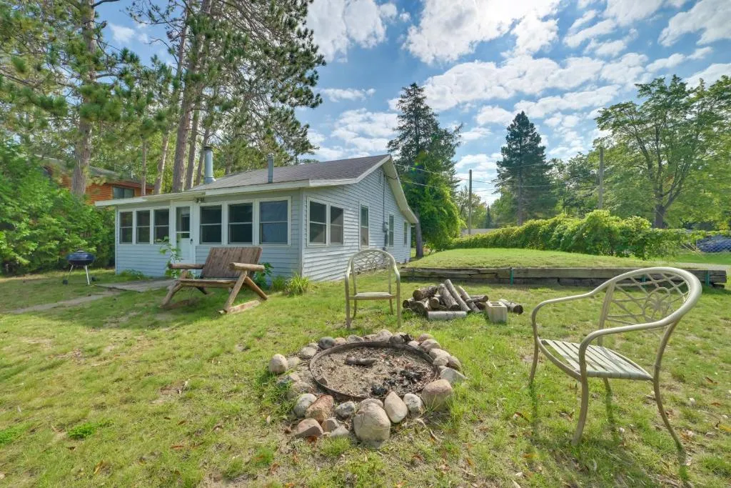 Pet Friendly Mullett Lake Cabin w/ Dock!