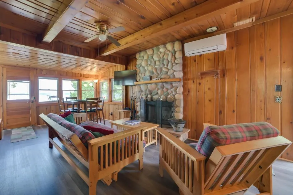 Pet Friendly Mullett Lake Cabin w/ Dock! – Photo 5
