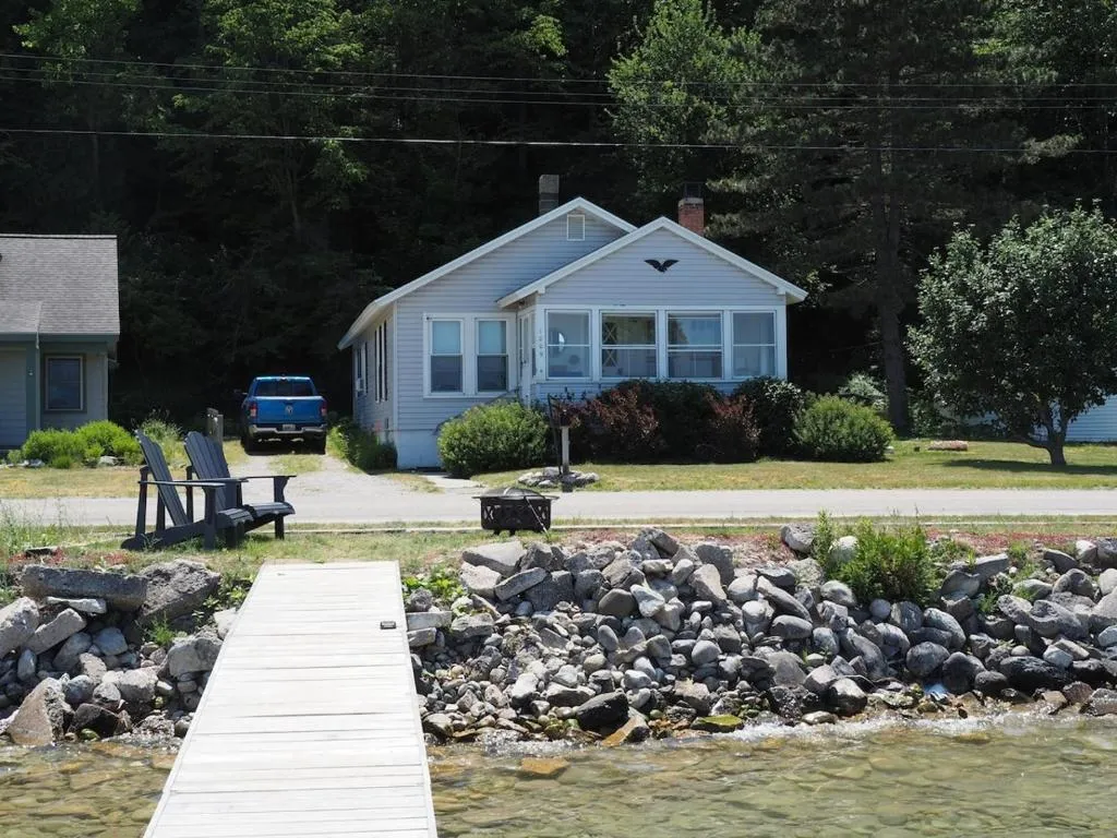 The Bright and Breezy - Lakefront with Spa!