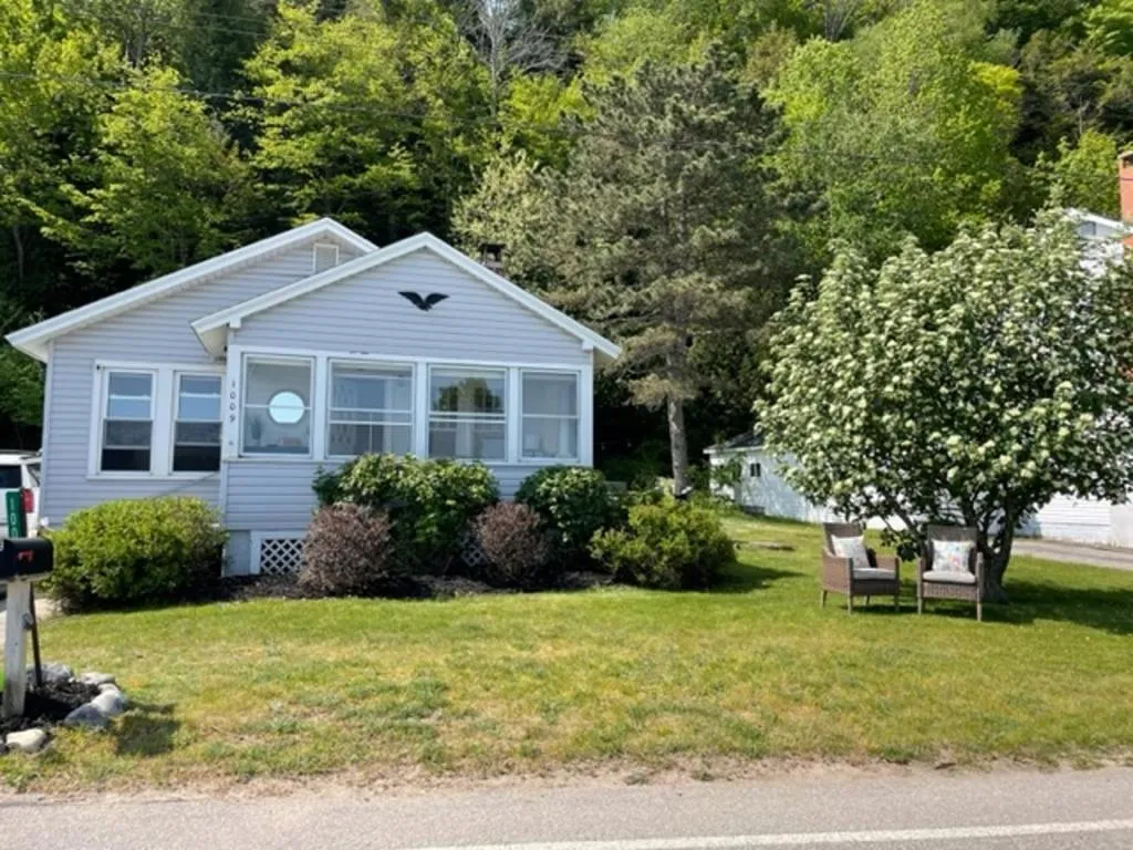 The Bright and Breezy - Lakefront with Spa!