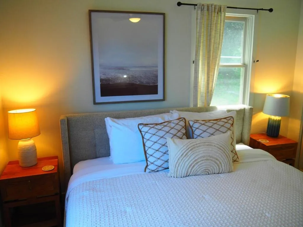 The Bright and Breezy - Lakefront with Spa! – Photo 2