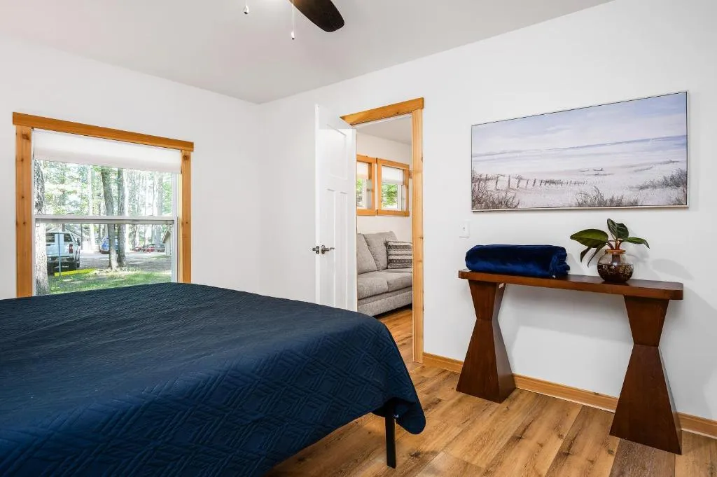 Arbutus Lake-King Suite-Pontoon Rentals – Photo 2