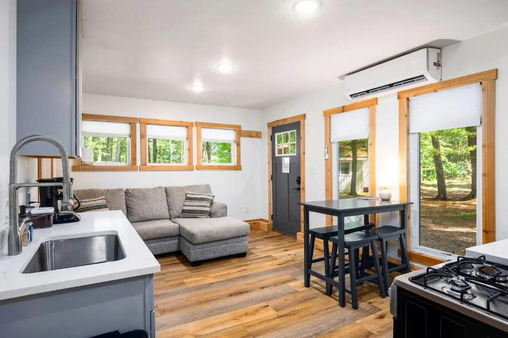 Arbutus Lake-King Suite-Pontoon Rentals – Photo 4