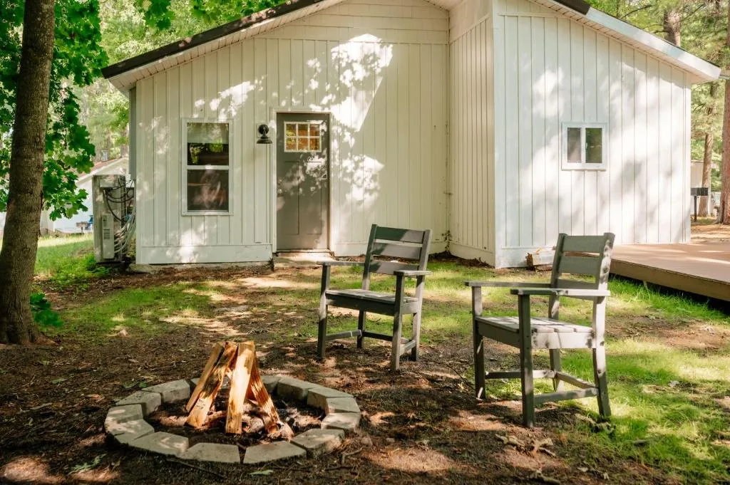 Arbutus Lake-King Suite-Pontoon Rentals