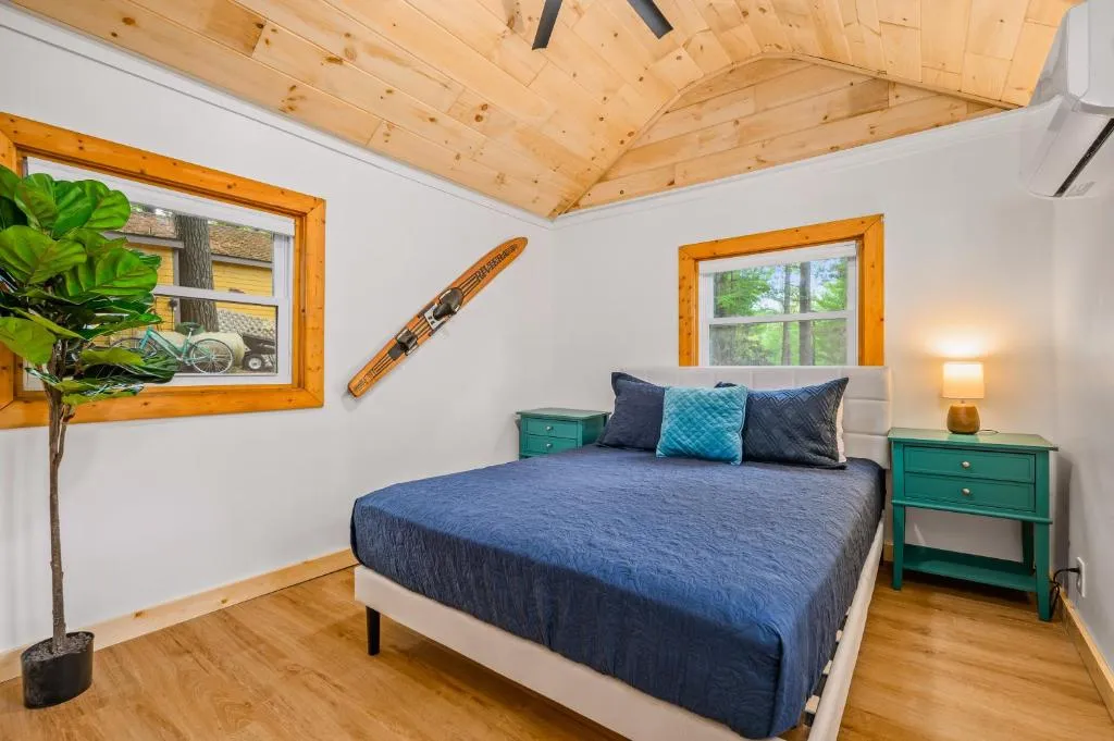Arbutus Lakeview Retreat I Fishing l Near TC! – Photo 2