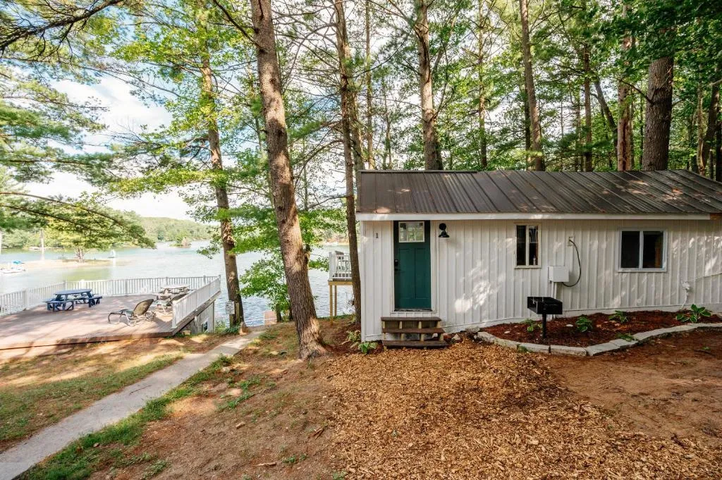 Arbutus Lakeside Stay-Pontoon Rentals-Near TC!