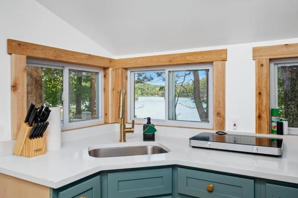 Arbutus Lakeside Stay-Pontoon Rentals-Near TC! – Photo 3