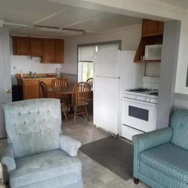 Lyman's Cozy Lakefront Cottage – Photo 2
