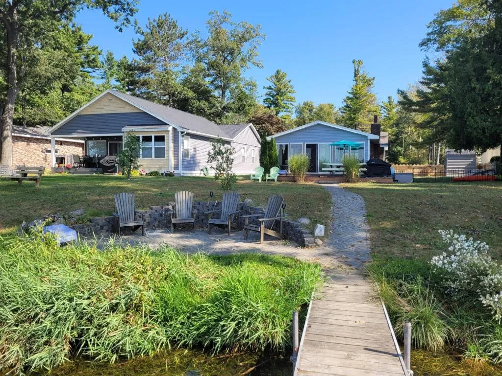 Loon Lodge - Lakefront with Private Dock!