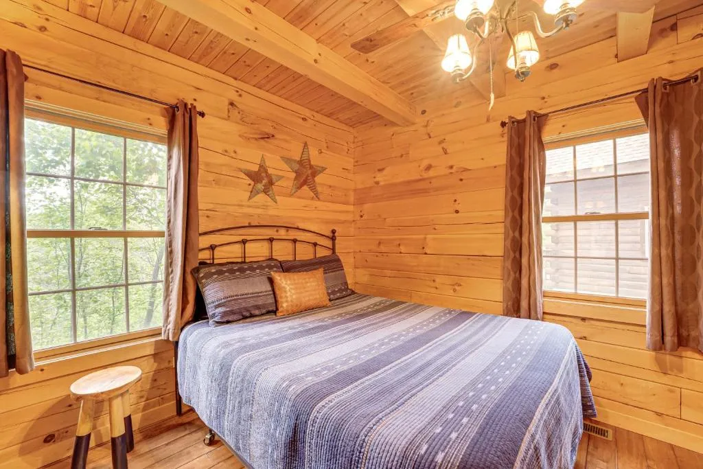 Fire Pit & Porch: Warm & Woodsy Rothbury Escape! – Photo 2