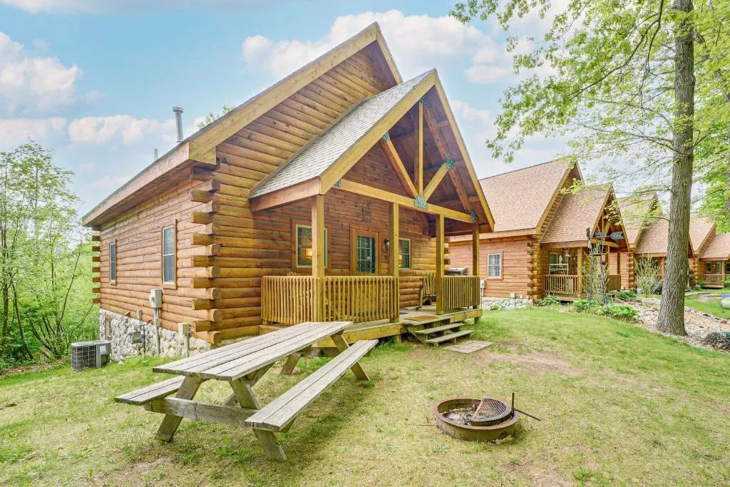 Fire Pit & Porch: Warm & Woodsy Rothbury Escape!