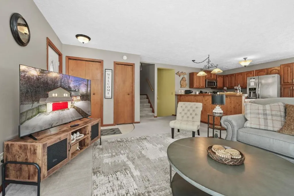 BASS LAKE RETREAT- lakeview home w 5 Bedrooms, Hot Tub, Game room, Pets – Photo 2