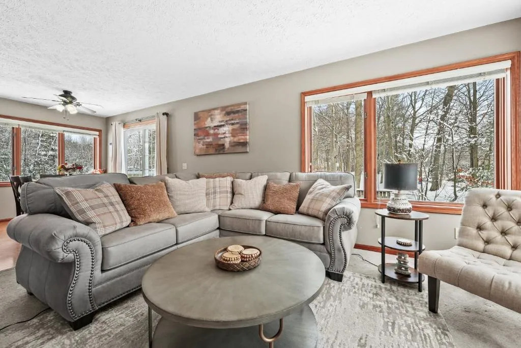 BASS LAKE RETREAT- lakeview home w 5 Bedrooms, Hot Tub, Game room, Pets – Photo 3