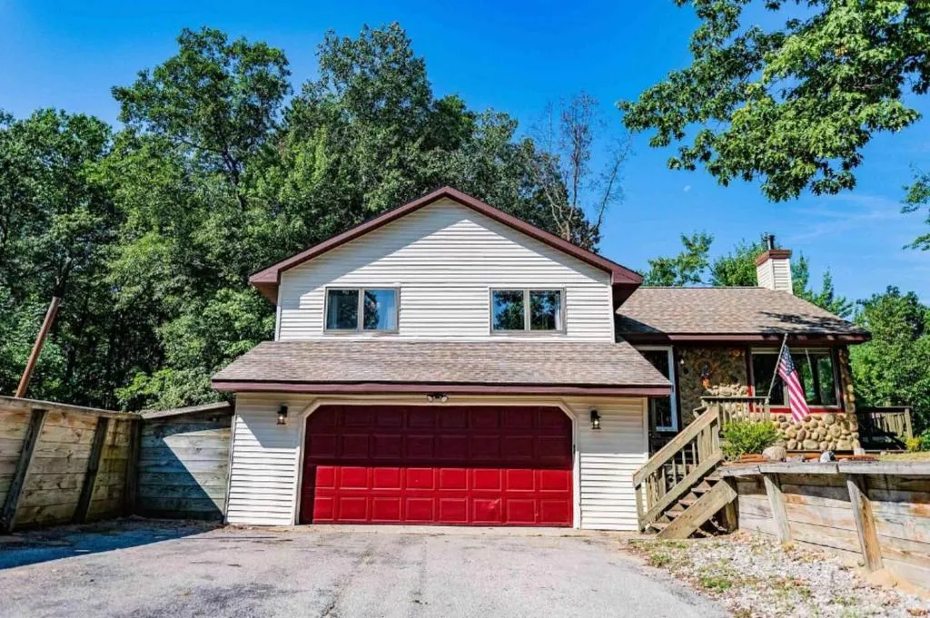BASS LAKE RETREAT- lakeview home w 5 Bedrooms, Hot Tub, Game room, Pets
