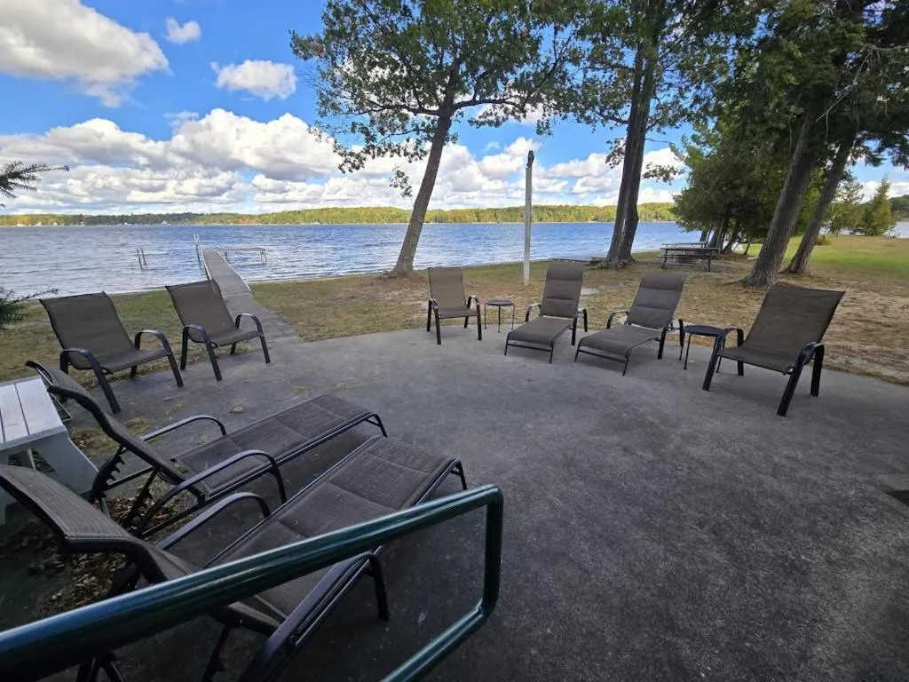 Lakefront Serenade – Photo 4