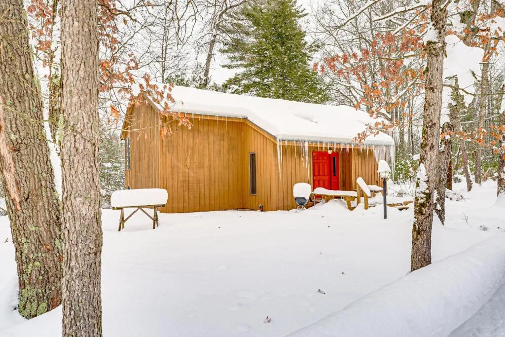 Near Manistee National Forest! Retro Cabin Retreat – Photo 5