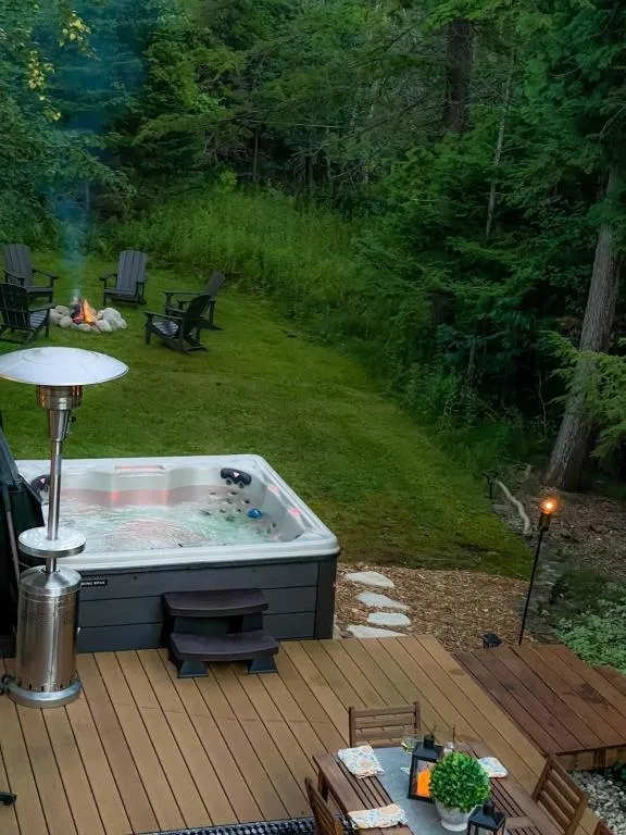 Firefly Lodge, Giant Riverview, Hot Tub, Woodstove – Photo 3
