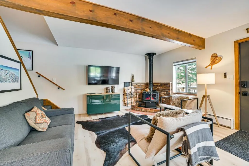Roscommon Chalet w/ Hot Tub Near Higgins Lake! – Photo 5