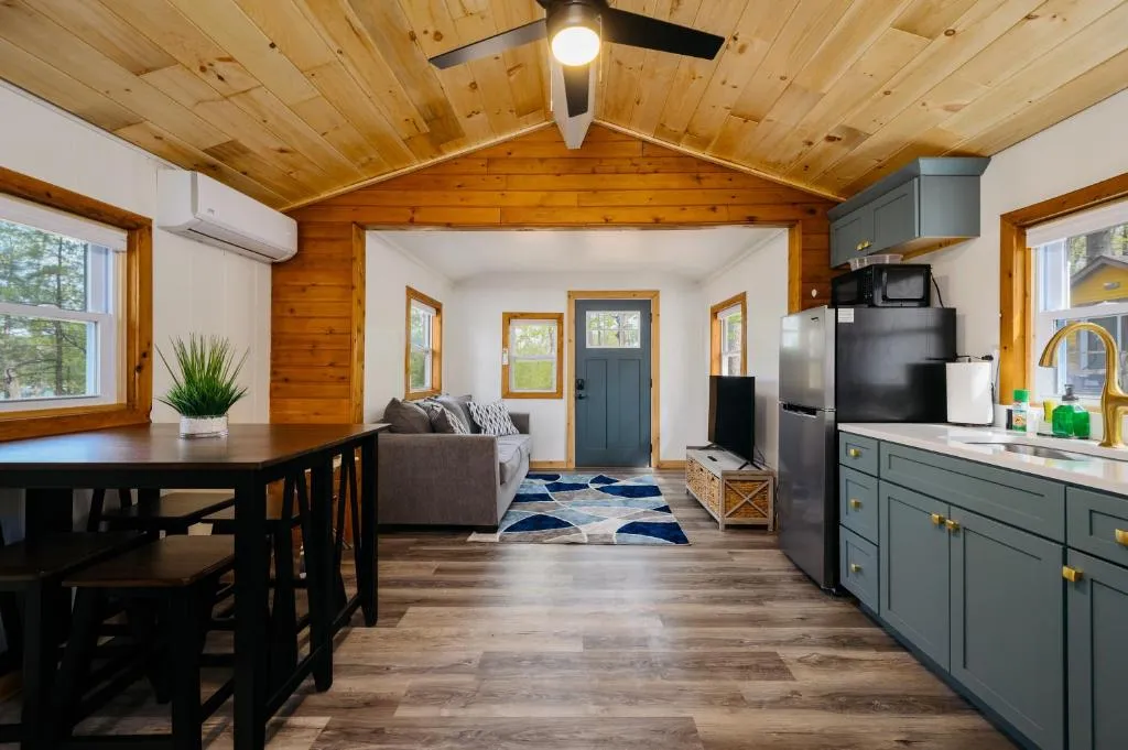 Arbutus Lake Cozy Cabin-Pontoon Rentals Available – Photo 4
