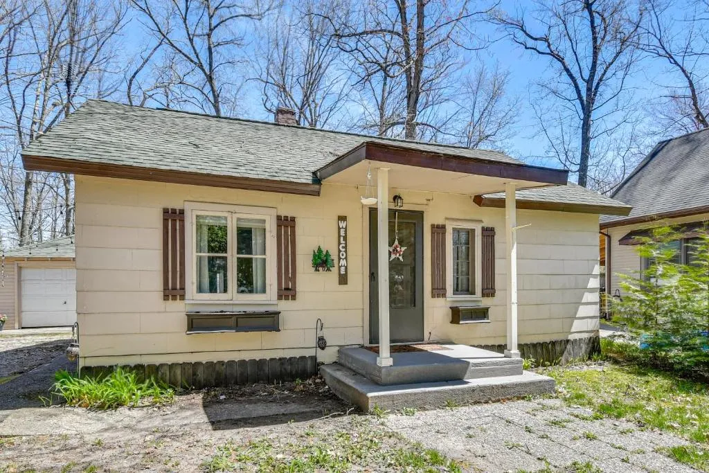 Family-Friendly Cabin: Walk to Lake Access!