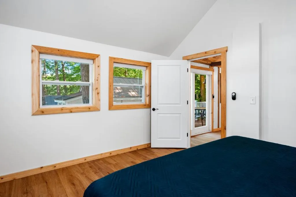 Arbutus Lake - Lakeview King Suite - Pines - Pets – Photo 2