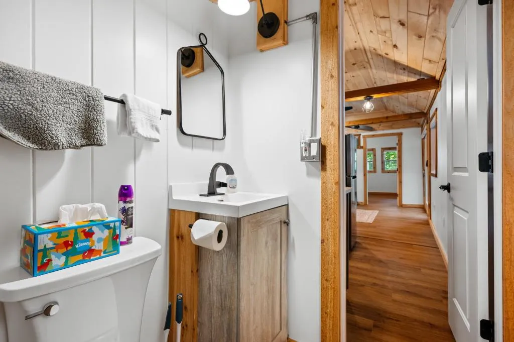 Arbutus Lake - Lakeview King Suite - Pines - Pets – Photo 3