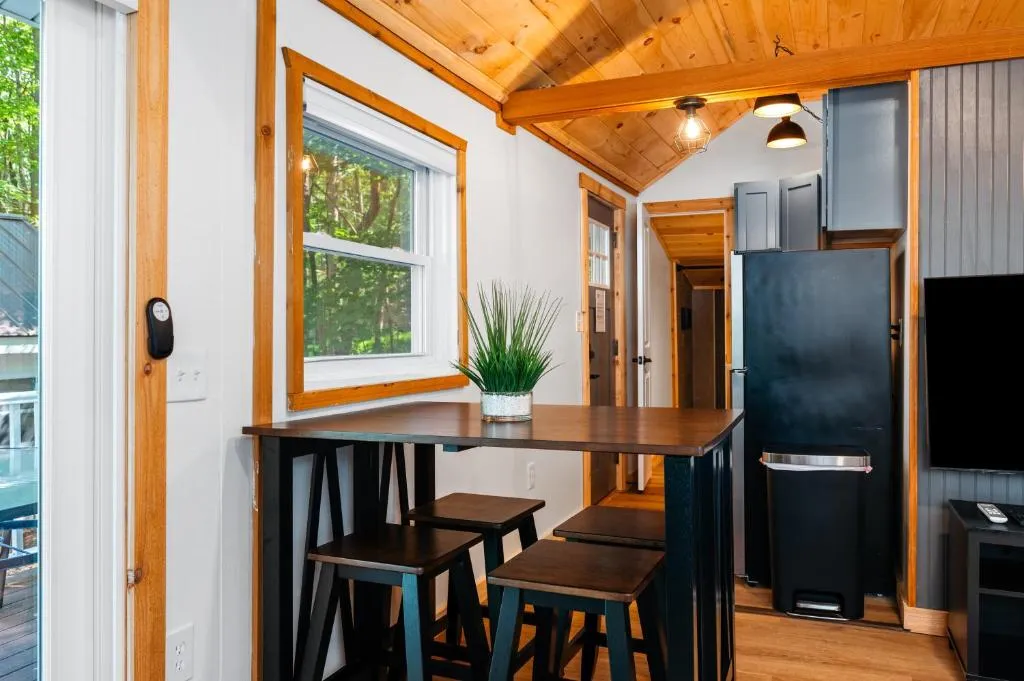 Arbutus Lake - Lakeview King Suite - Pines - Pets – Photo 4