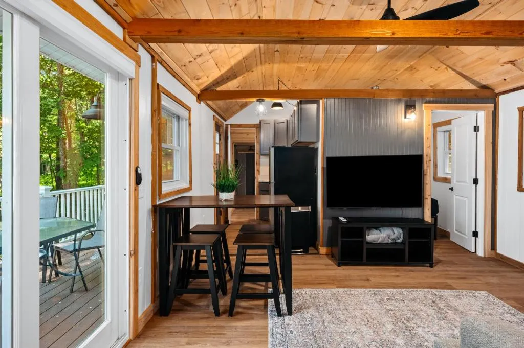 Arbutus Lake - Lakeview King Suite - Pines - Pets – Photo 5
