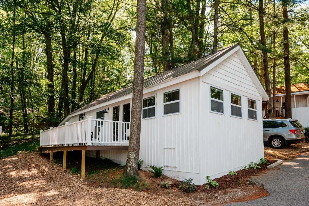 Arbutus Lake - Lakeview King Suite - Pines - Pets