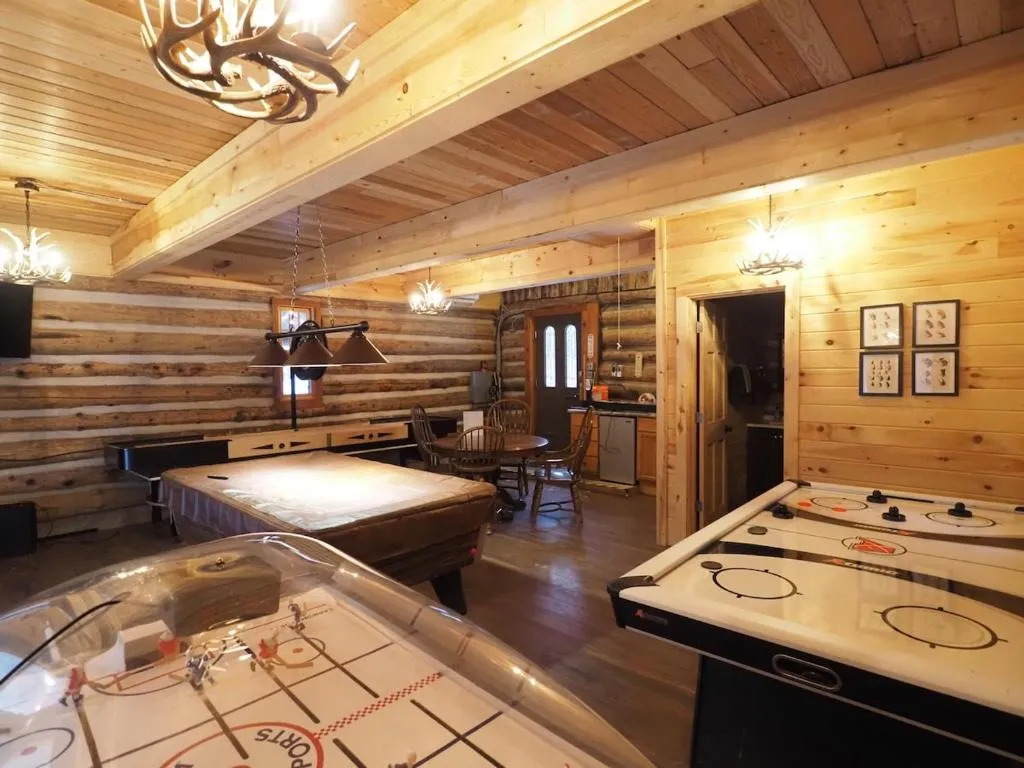 Secluded 10-Acre Riverfront Lodge – Photo 2