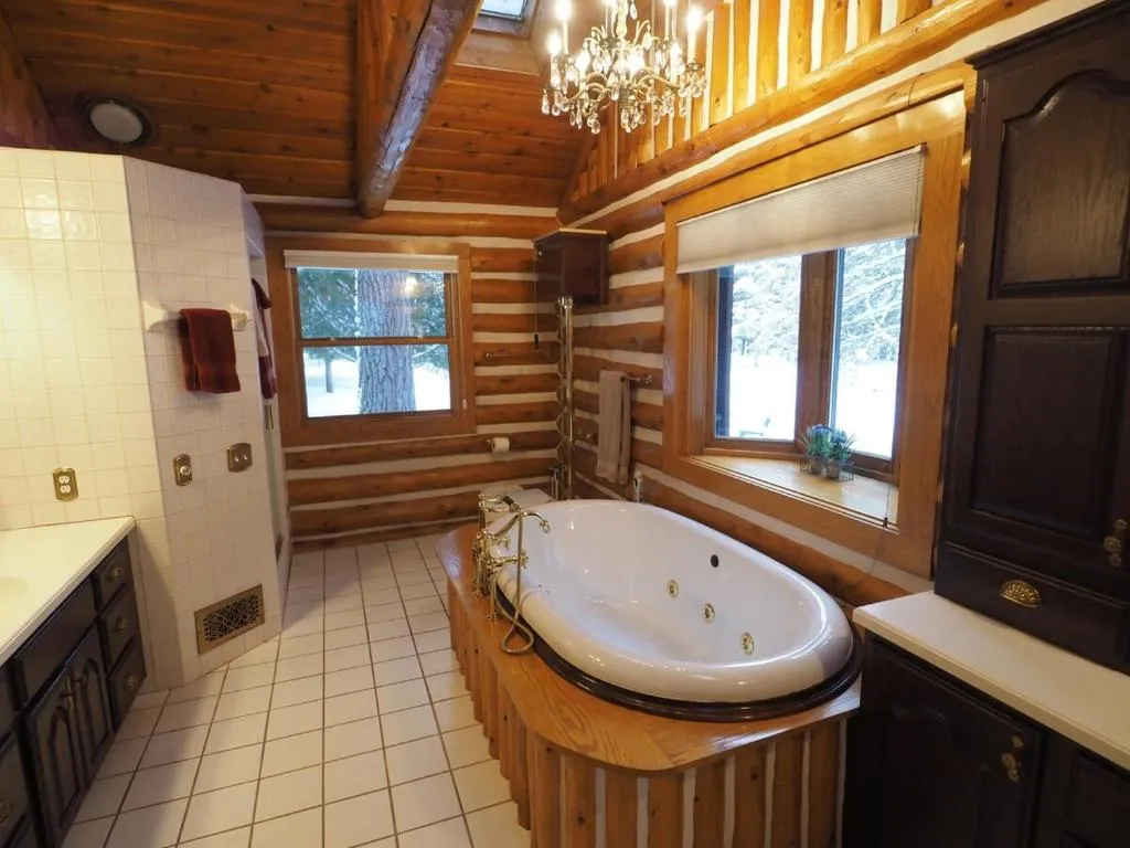 Secluded 10-Acre Riverfront Lodge – Photo 3