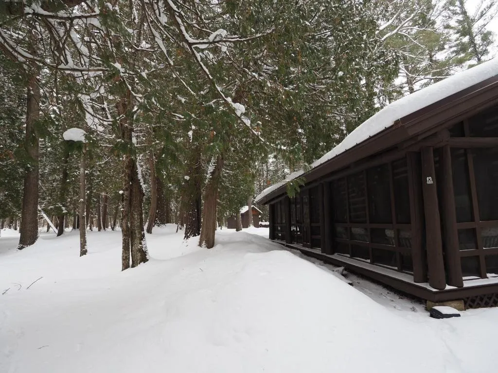Secluded 10-Acre Riverfront Lodge – Photo 4
